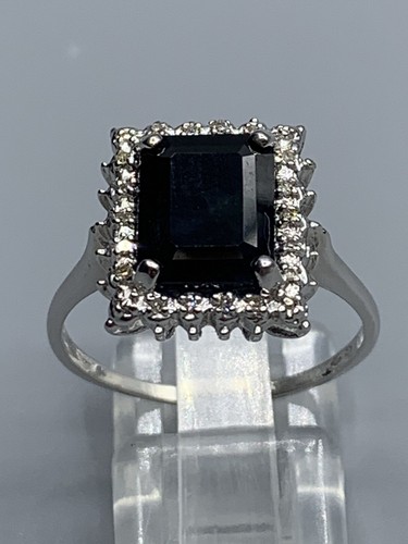 9ct white gold large sappire - 9ct,