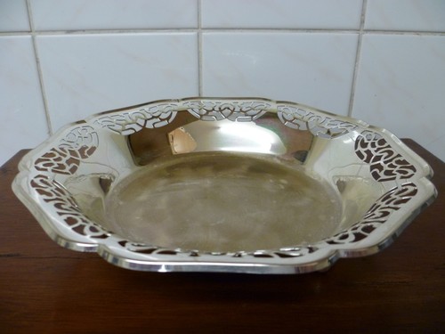 Scalloped edge fretted - scalloped,
