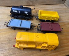 Hornby R3899 Class 08417 Shunter Body & Misc Goods Wagons (x4)