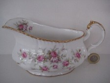 PARAGON ROYAL ALBERT VICTORIANA ROSE DESIGN CHINA DINNER SERVICE GRAVY JUG BOAT