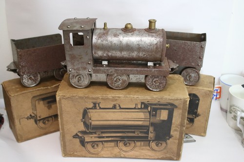 Antique train set - train,