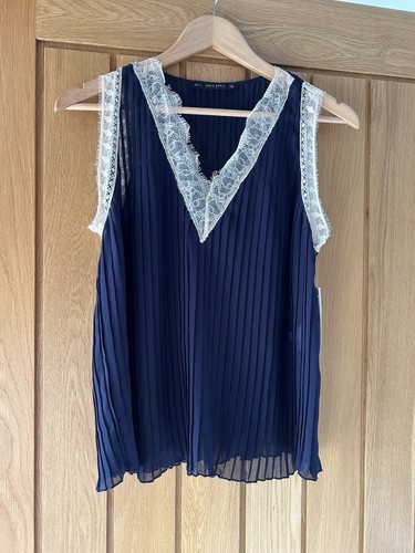 Navy pleat cream lace - cream, detail