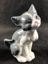 FINE RETIRED VINTAGE LLADRO PORCELAIN HAND PAINTED CAT FIGURINE 5114 ~ FEED ME