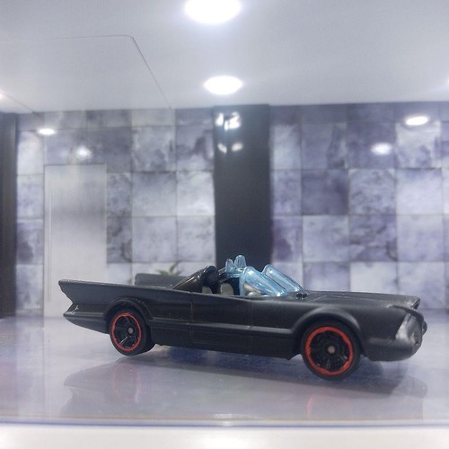Hot wheels batman batmobile - hot,