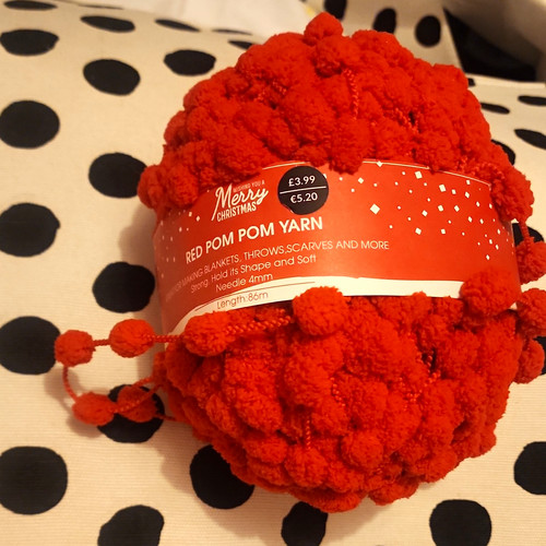 Red pom yarn ball - red,