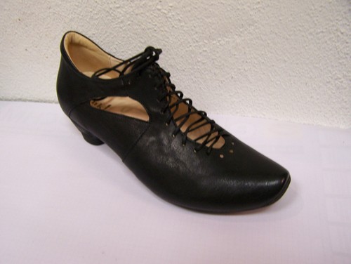 Think shoes model aida black - model,