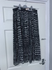 Tu woman's black and white