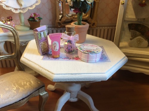Dolls house miniatures beauty - house,