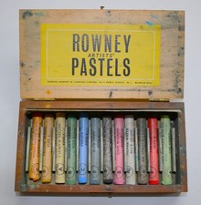 Vintage set of 12 ROWNEY ARTISTS PASTELS  in solid wooden case