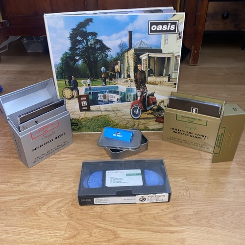 Oasis memorabilia job - memorabilia, lot
