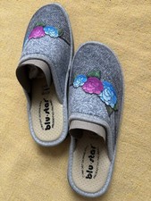 Ladies Slippers 6.5 Blue Star