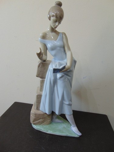 Lladro porcelain figurine - lladro,