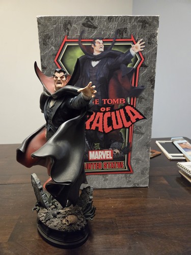 Tomb dracula statue - of,