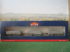 BACHMANN 00 SET OF 3 X CHINA CLAY WAGONS BR BAUXITE WEATHERED. CAT NO.33-080X