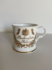 BUCKINGHAM PALACE MUG - FINE BONE CHINA - 1993 - WHITE WITH GOLD DETAILING 