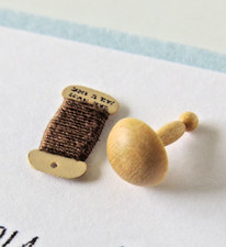 DAVID EDWARDS MINIATURES 1/12 DOLLS HOUSE DARNING MUSHROOM + THREAD HOLLY  WOOD
