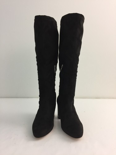 Duo women knee - knee, high