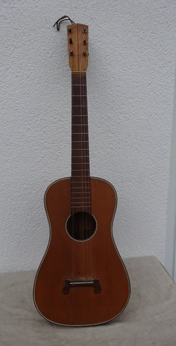 Old guitar hiking - ,
