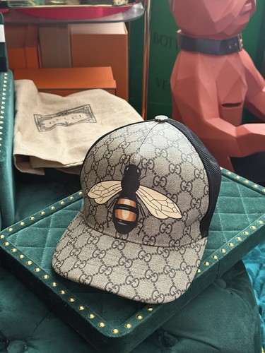 Gucci bee print supreme - gucci,