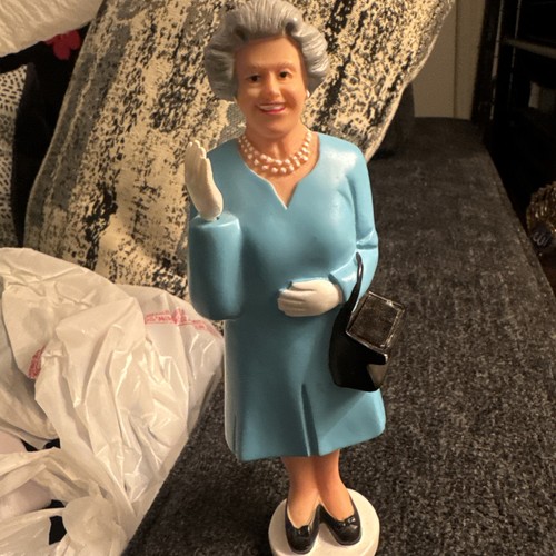 Queen elizabeth waving hand - queen,