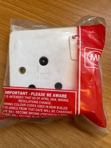 K2493 whi 15a - round, pin