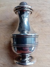 Solid silver 33 gramme 1913 Birmingham pepper pot.