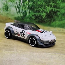 Hot Wheels Mazda MX-5 Miata Diecast Model 1/64 (41) Excellent Condition.