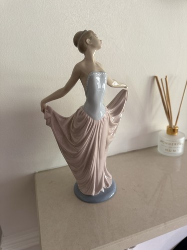 Lladro 5050 retired the - ,