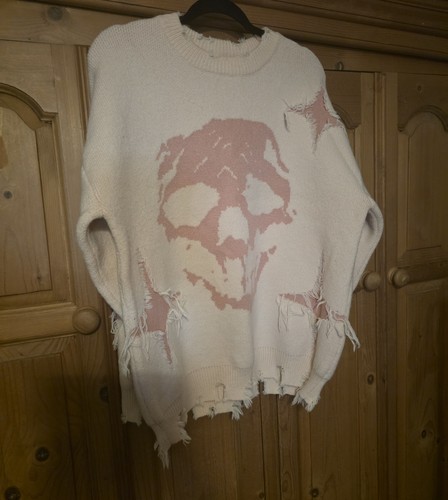 Unusual distressed look skull - look,