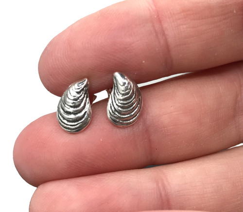 Mussel stud earrings - , solid