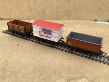 OO Hornby Railways - trio of wagons each in good condition