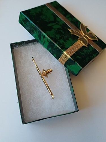 Gold plate pin brooch - gold,
