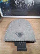 White Knit Beanie Hat with Triangle Logo Patch – Stylish Winter Cap Unisex Prada