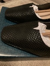 Ladies block heel shoe. Brand