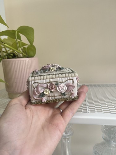 Vintage resin victorian - vintage, style