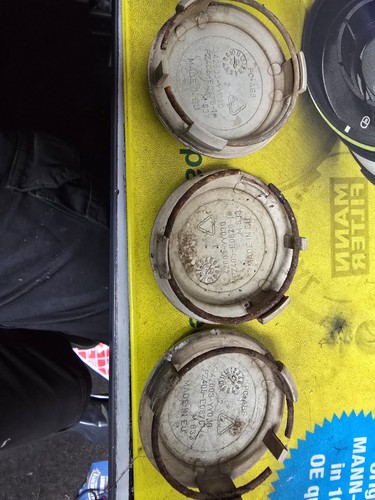 Toyota avensis centre caps 3 - x,