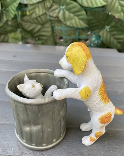 Ornament cat a bin - in,