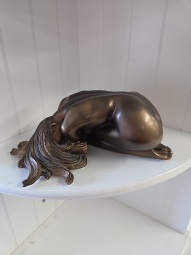 Nude kneeling women statue - nude,