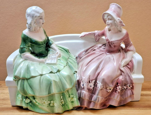 Figurine two ladies - of,