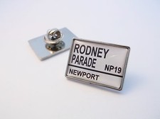 NEWPORT GWENT DRAGONS STADIUM SIGN LAPEL PIN BADGE GIFT