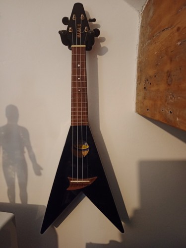 Mahalo flying ukulele black - flying,