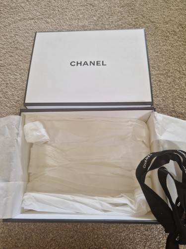 White chanel gift box - white,