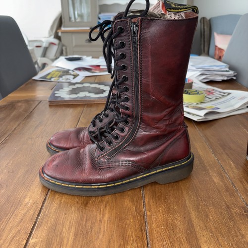 Martens airwair hole - dr,
