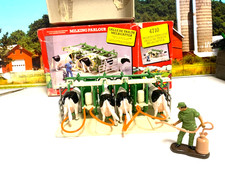 BRITAINS.1:32.FARM.MILKING PARLOUR. DAIRY COW MILKING MACHINE. 4 COWS. FARM HAND