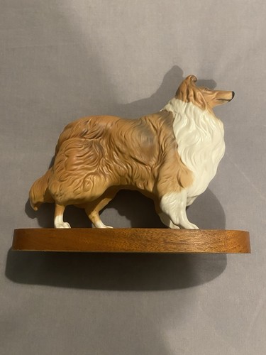 Beswick dogs on plinth - x,