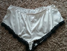 BNWT - WOMENS IVORY WITH BLACK