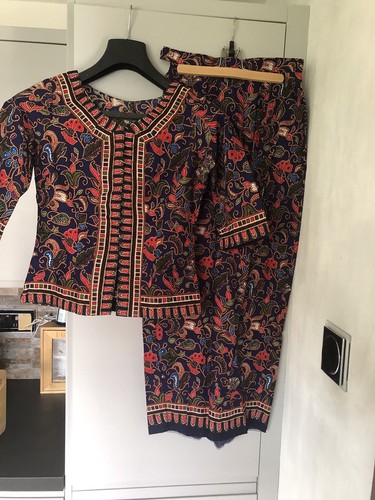 Singapore airlines uniform - a,