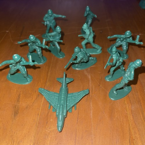 Vintage plastic toy soldiers - toy,