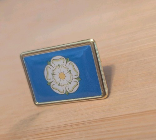 Yorkshire white rose lapel pin - white,