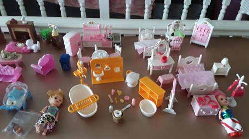Large bundle dolls - large, house